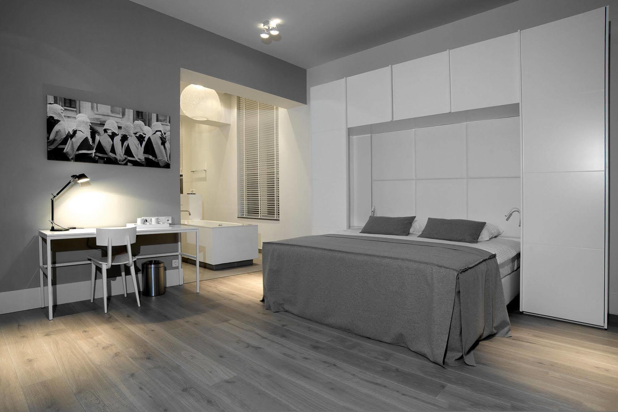 Het Arresthuis Roermond Exterior photo A bedroom