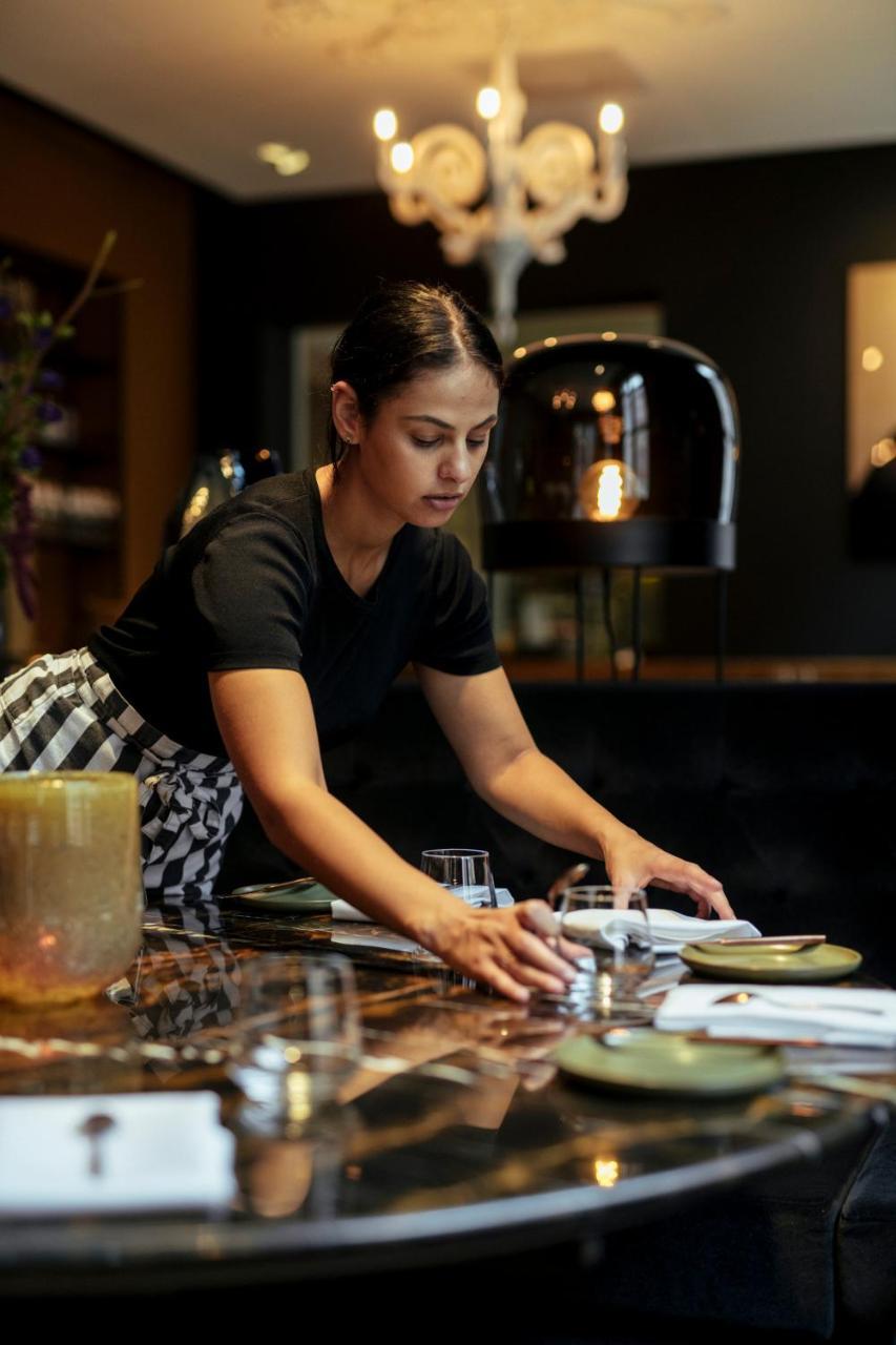 Het Arresthuis Roermond Exterior photo A waitress clearing a table